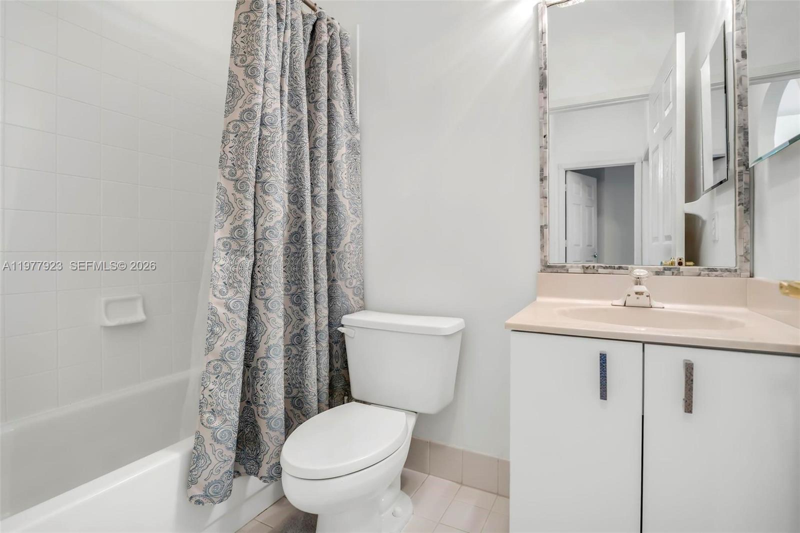 HOLLYWOOD LAKES COUNTRY C - Residential