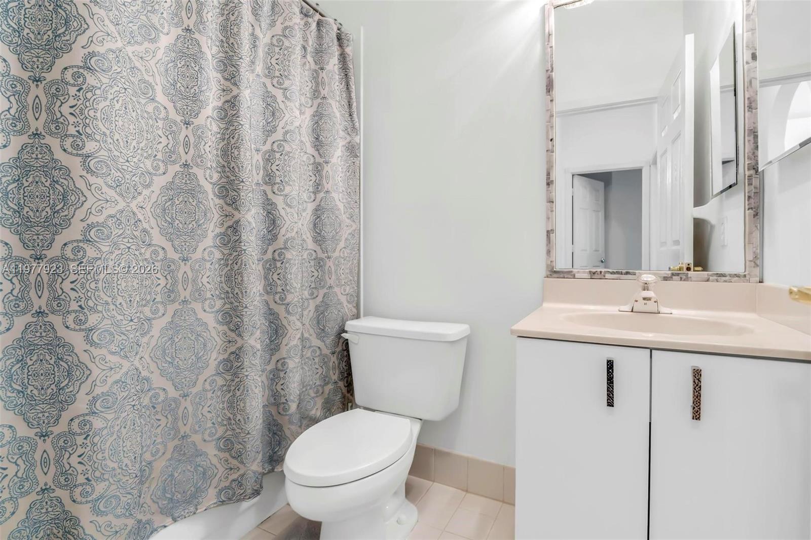 HOLLYWOOD LAKES COUNTRY C - Residential