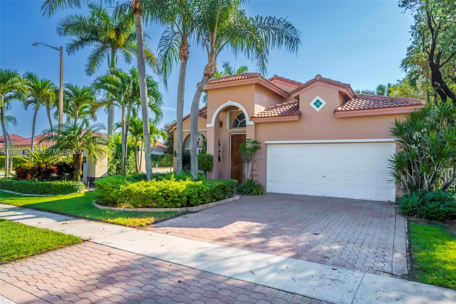 HOLLYWOOD LAKES COUNTRY C - Residential