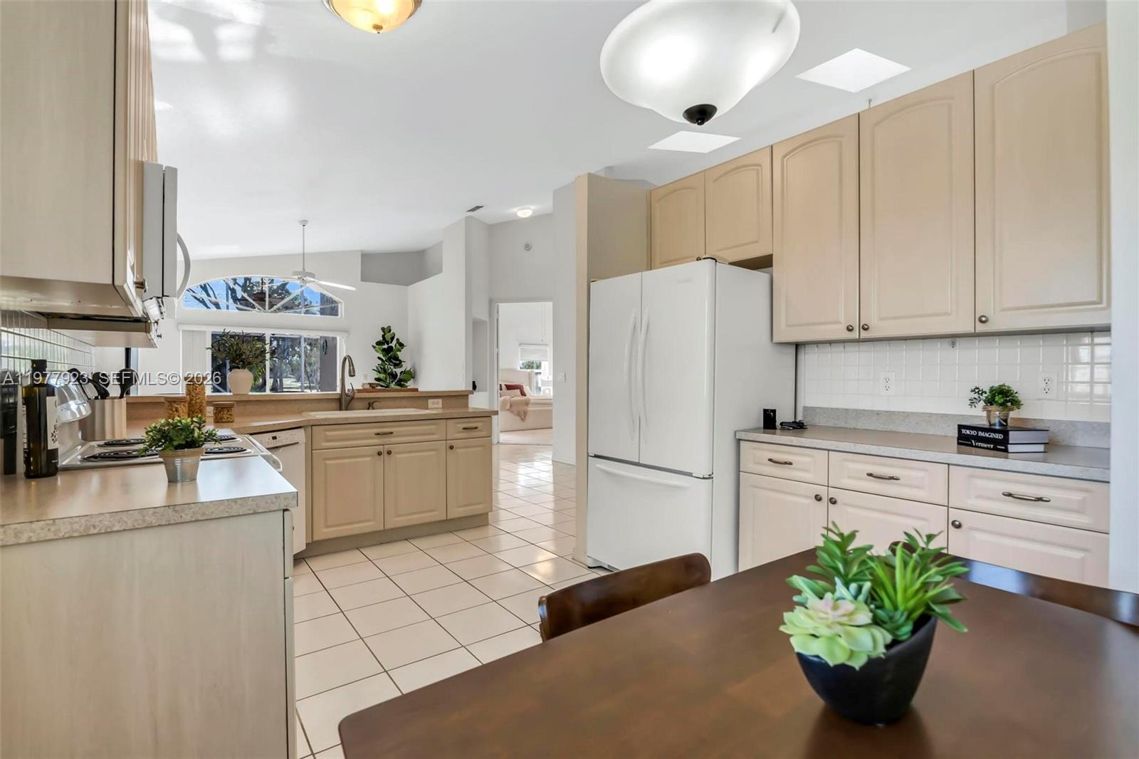 HOLLYWOOD LAKES COUNTRY C - Residential