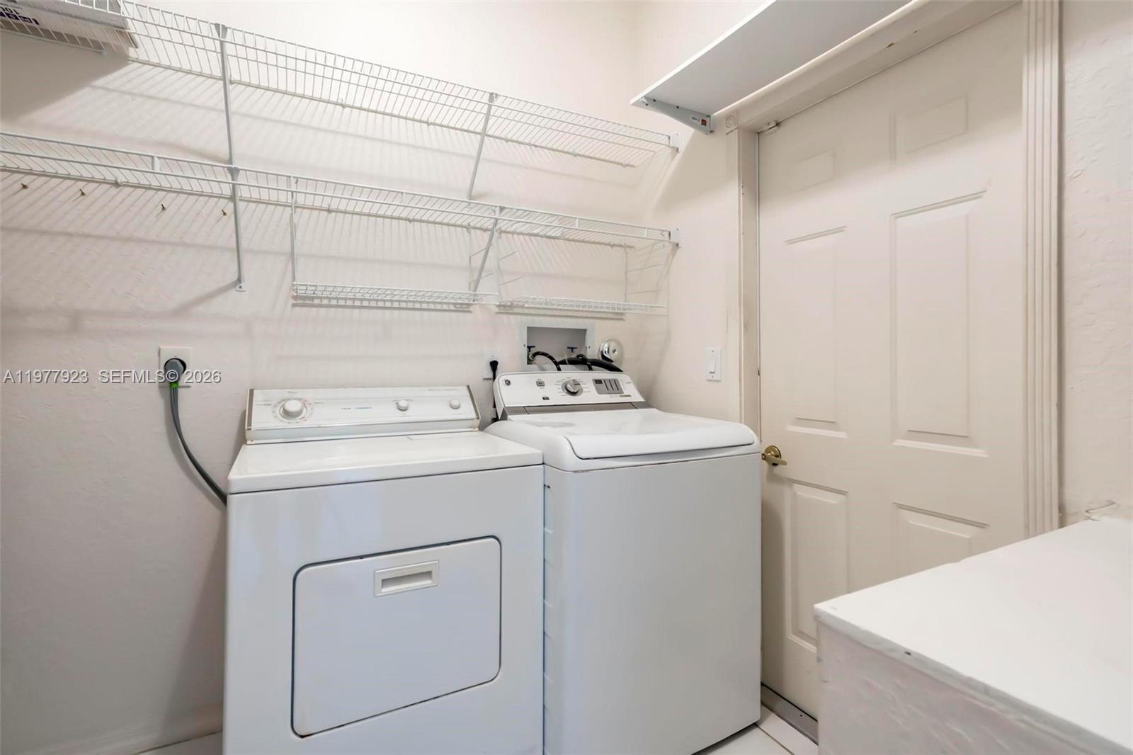 HOLLYWOOD LAKES COUNTRY C - Residential