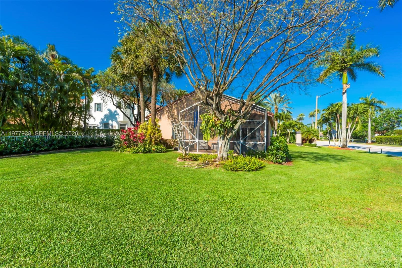 HOLLYWOOD LAKES COUNTRY C - Residential