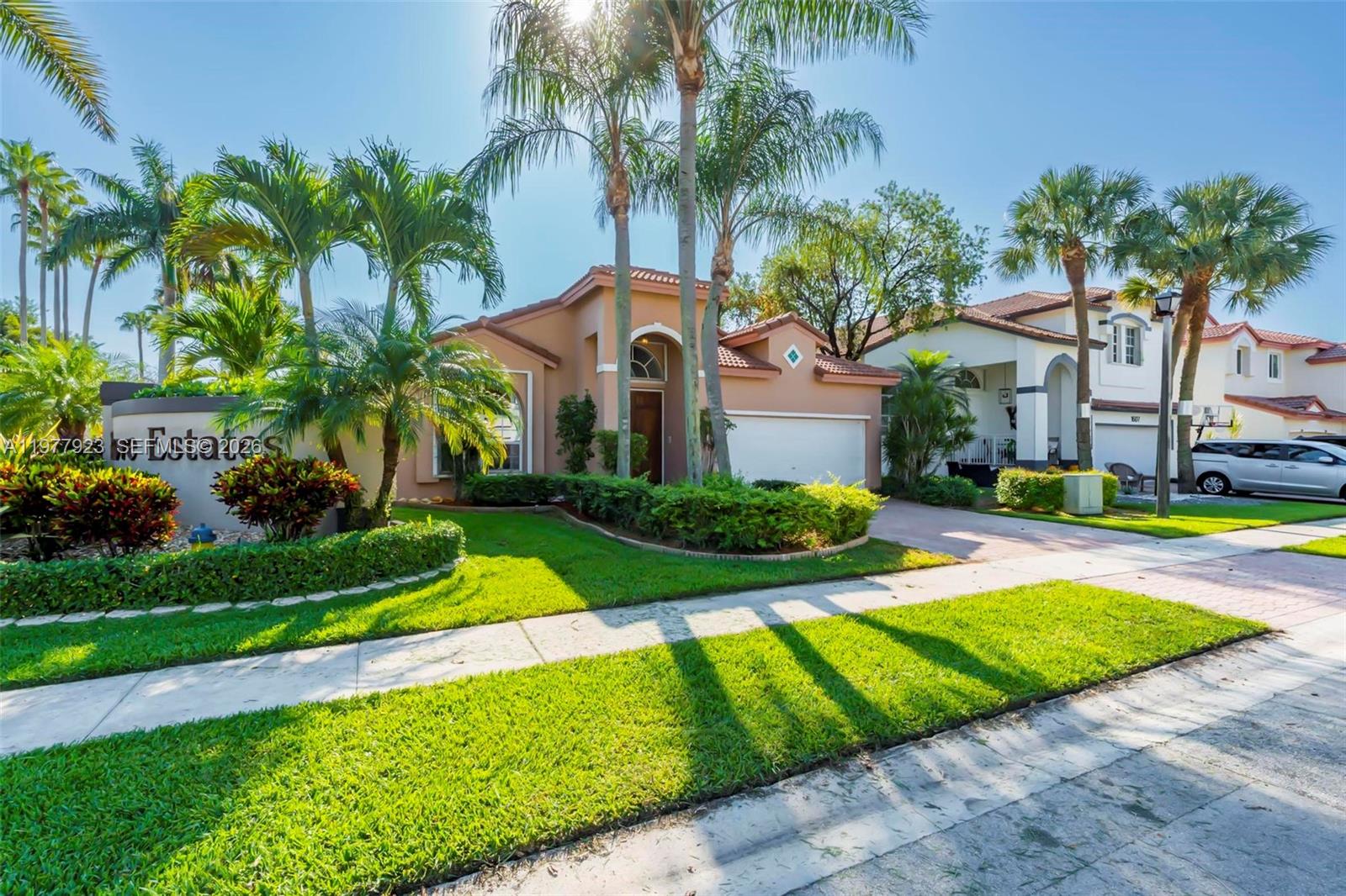 HOLLYWOOD LAKES COUNTRY C - Residential