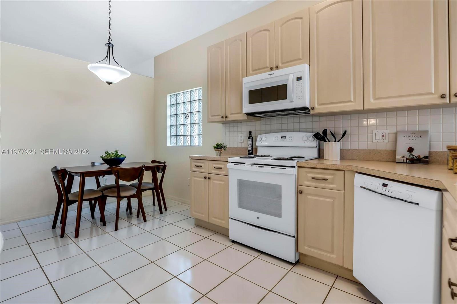 HOLLYWOOD LAKES COUNTRY C - Residential