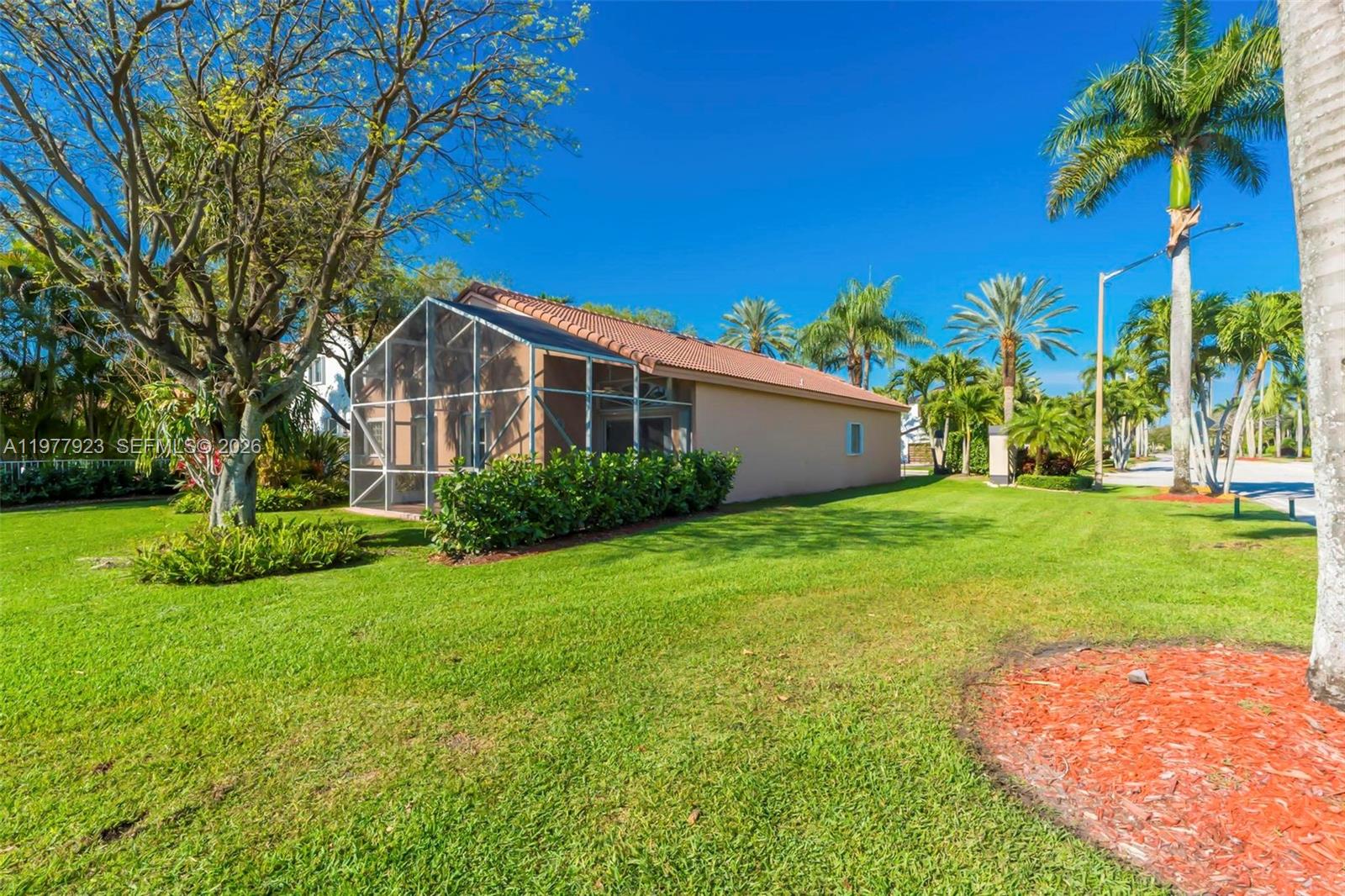 HOLLYWOOD LAKES COUNTRY C - Residential