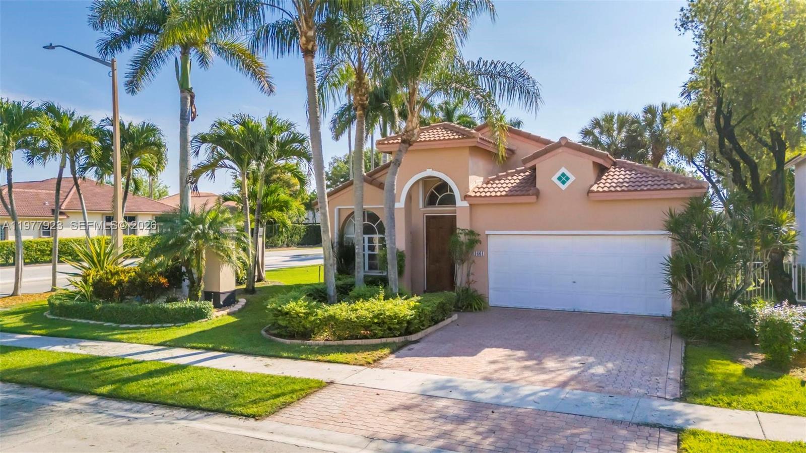 HOLLYWOOD LAKES COUNTRY C - Residential