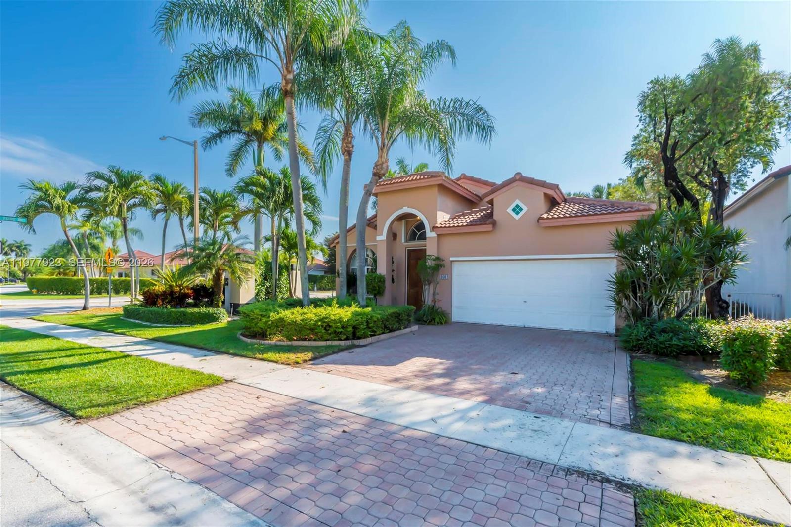 HOLLYWOOD LAKES COUNTRY C - Residential