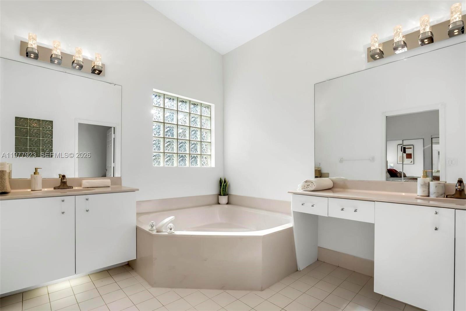 HOLLYWOOD LAKES COUNTRY C - Residential