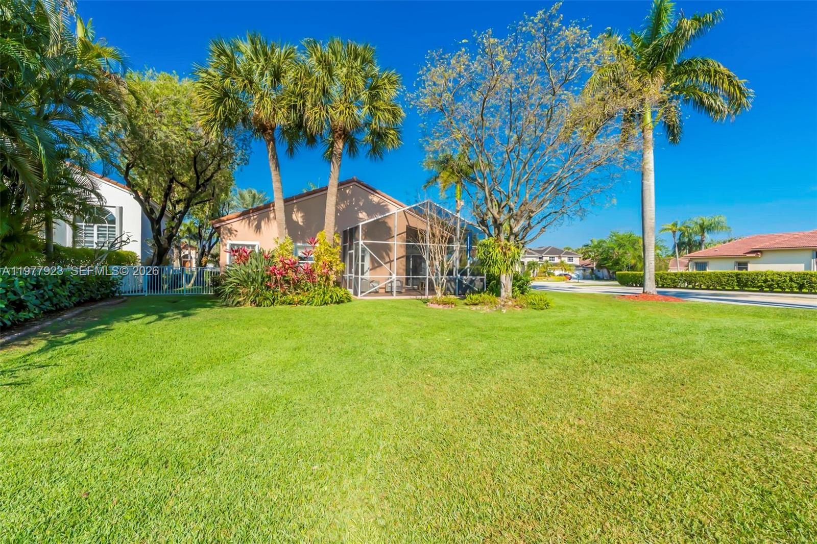 HOLLYWOOD LAKES COUNTRY C - Residential