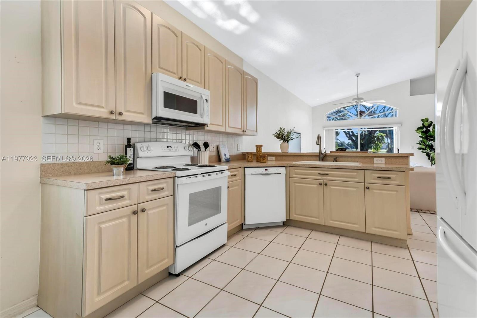 HOLLYWOOD LAKES COUNTRY C - Residential