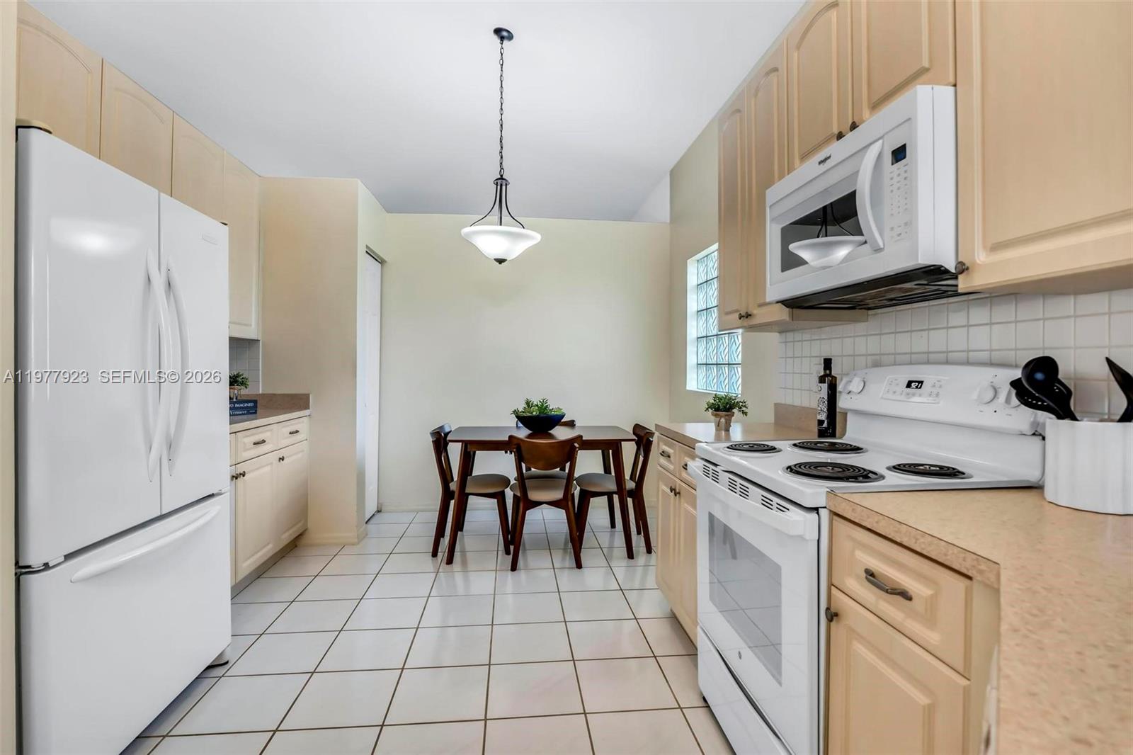 HOLLYWOOD LAKES COUNTRY C - Residential