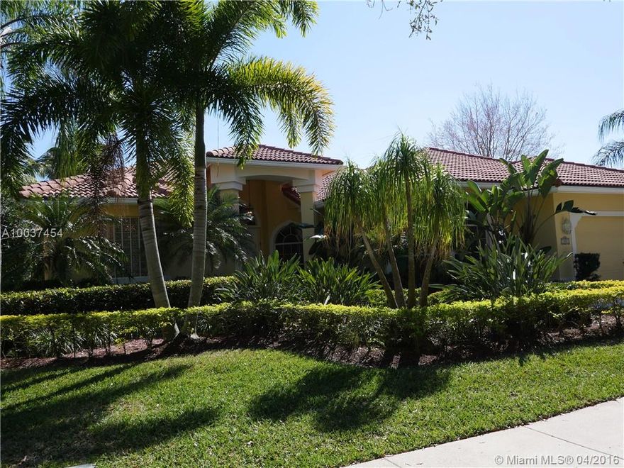 This custom one story is perfectly placed on a cul de sac street w/mature landscaping. Beautifully maintained home w/open floor plan, shows light & bright. Enjoy a fully fenced, landscaped yard w/newly resurfaced pool, 2014. Volume ceilings & large windows take in the natural light.  Kitchen opens to oversized family room w/custom built-in. Updated kitchen w/white cabinetry, granite countertops & tumbled stone backsplash. Cabana bath to service pool and yard. New A/C 2014 & baby fence for pool included.