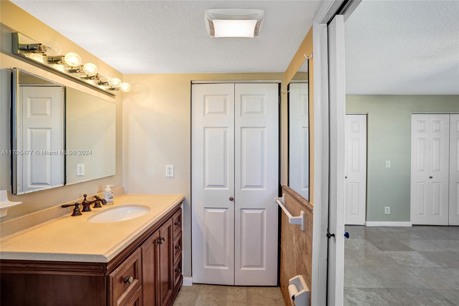 MEADOWBROOK LAKES VIEW CO - Residential