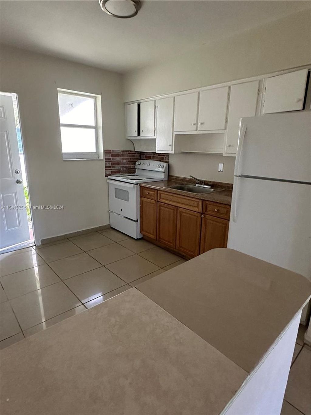 Photo of 204 SE 10th St #1, Hallandale Beach, FL 33009 (MLS # A11641525)