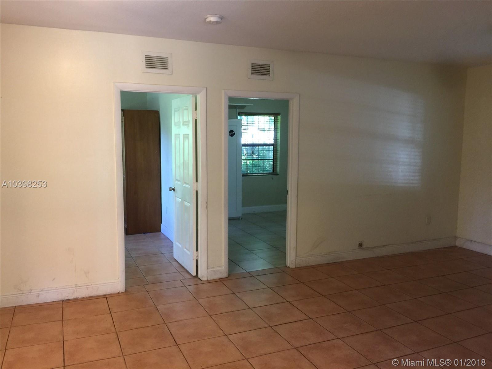 UNIVERSITY MANORS 1ST ADD - Residential Lease