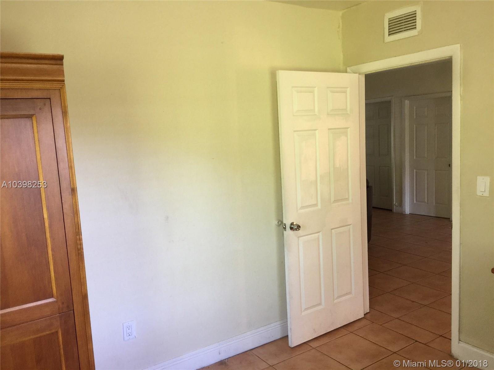 UNIVERSITY MANORS 1ST ADD - Residential Lease