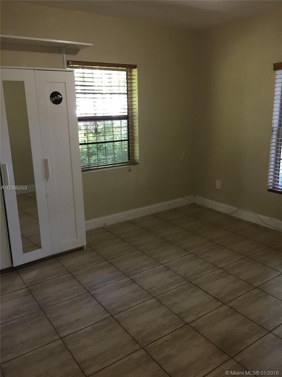 UNIVERSITY MANORS 1ST ADD - Residential Lease