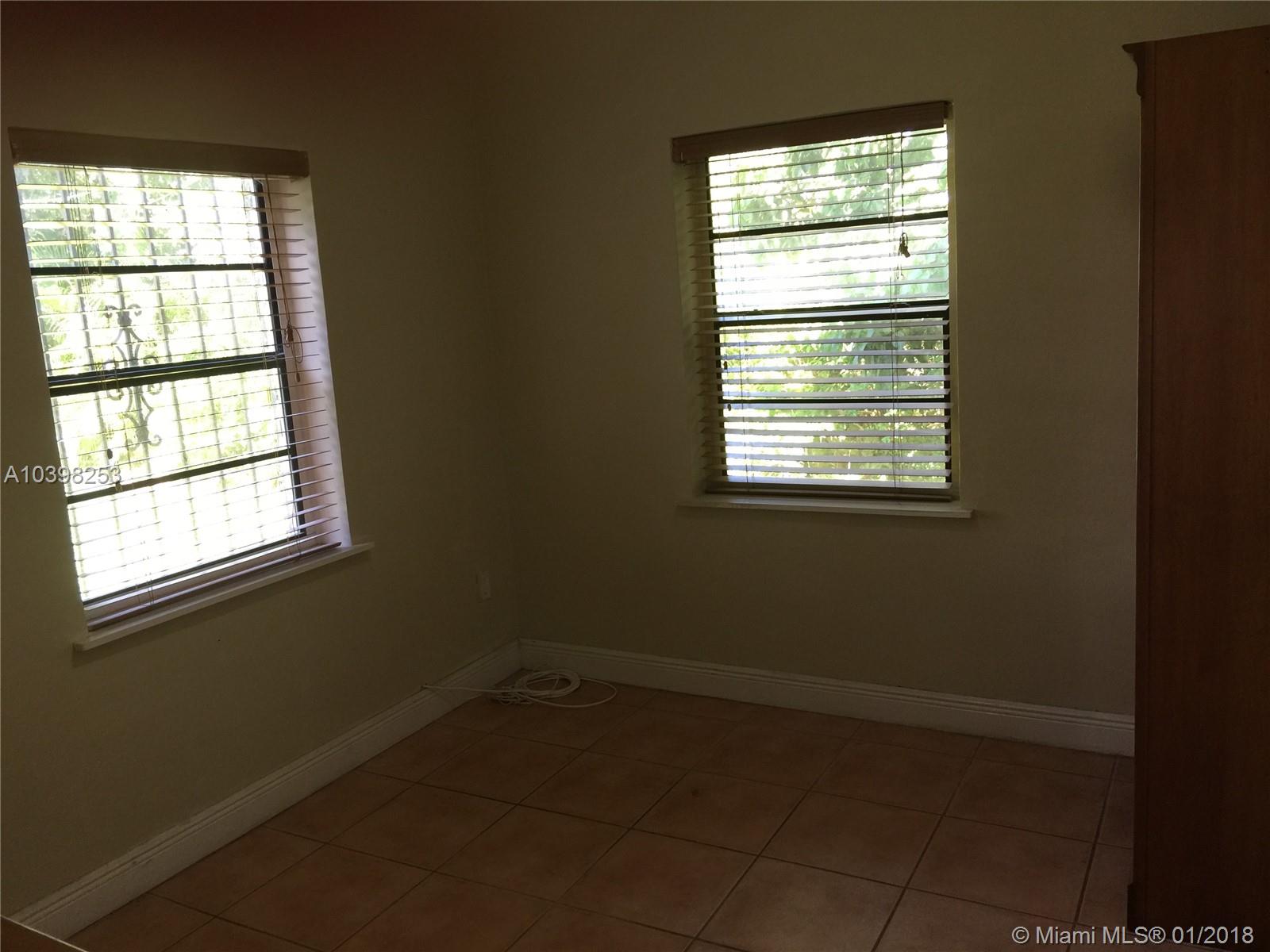 UNIVERSITY MANORS 1ST ADD - Residential Lease