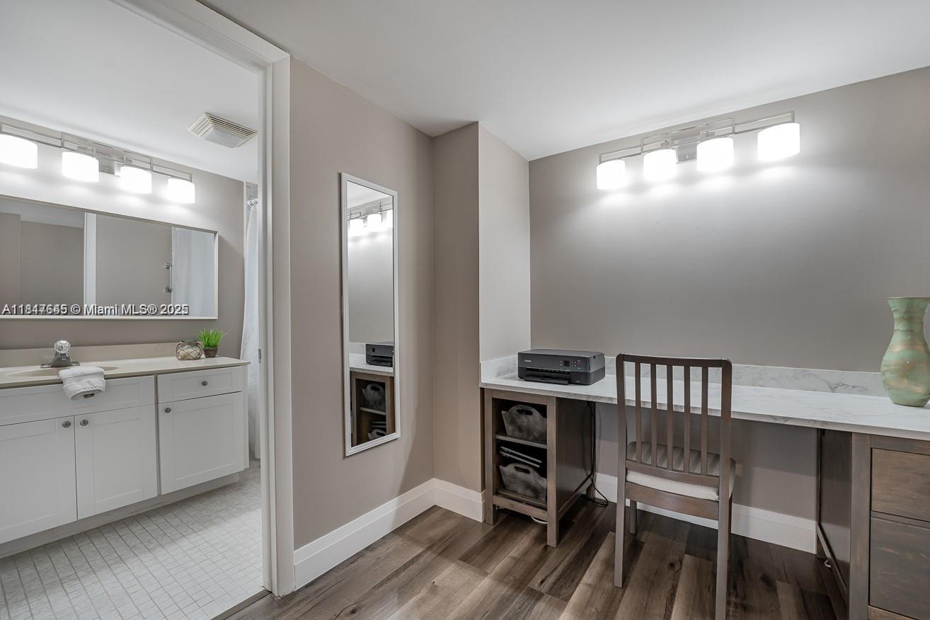 VOYAGER CONDO - Residential