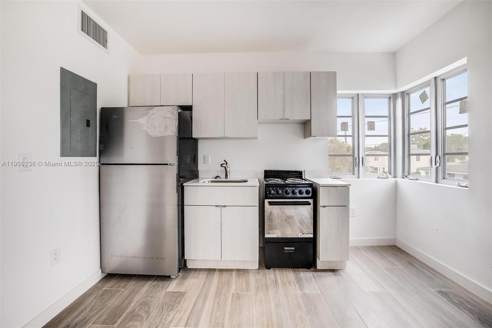 THE COURTYARD AT MORNINGS - Residential Lease