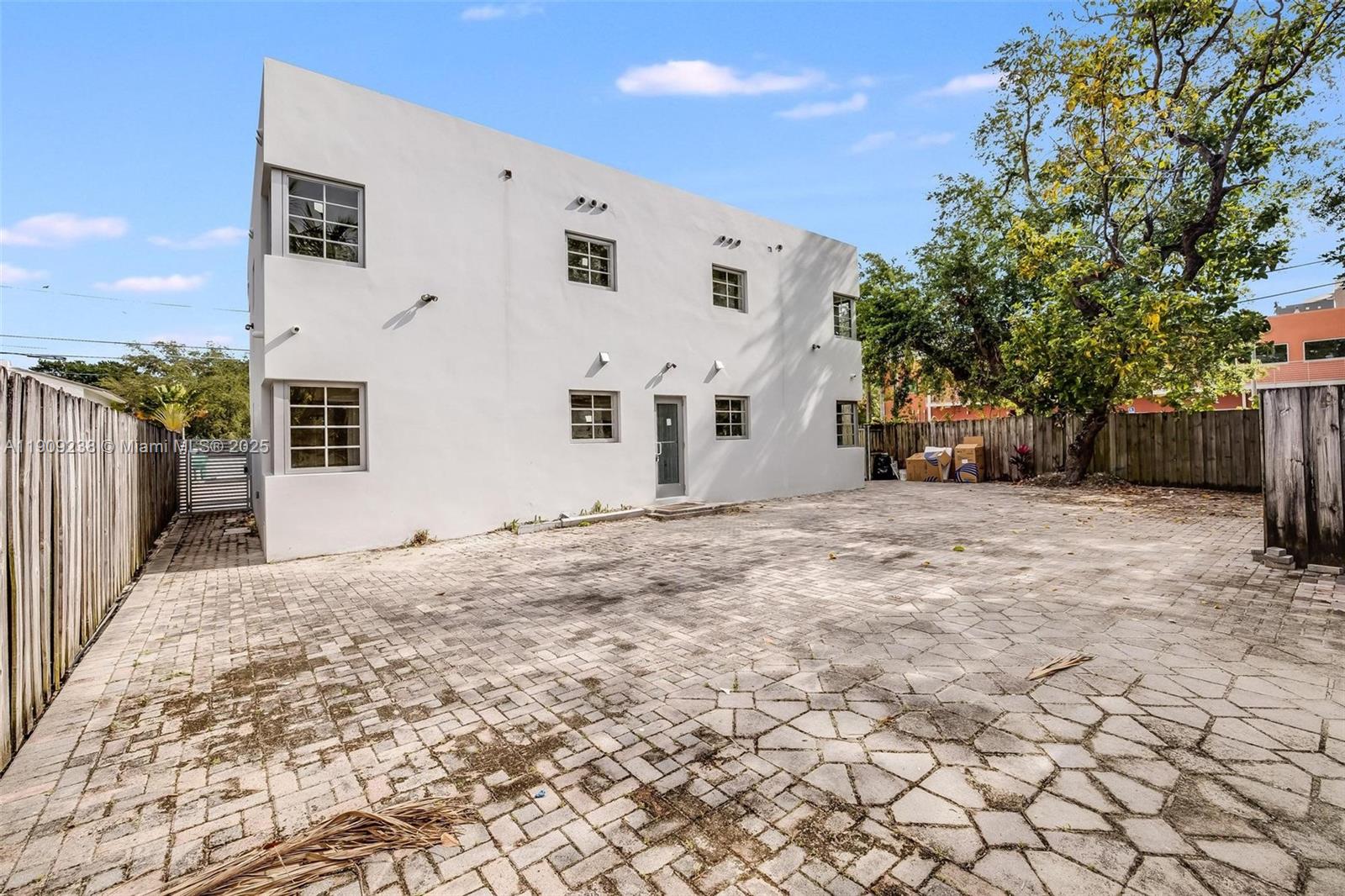 THE COURTYARD AT MORNINGS - Residential Lease