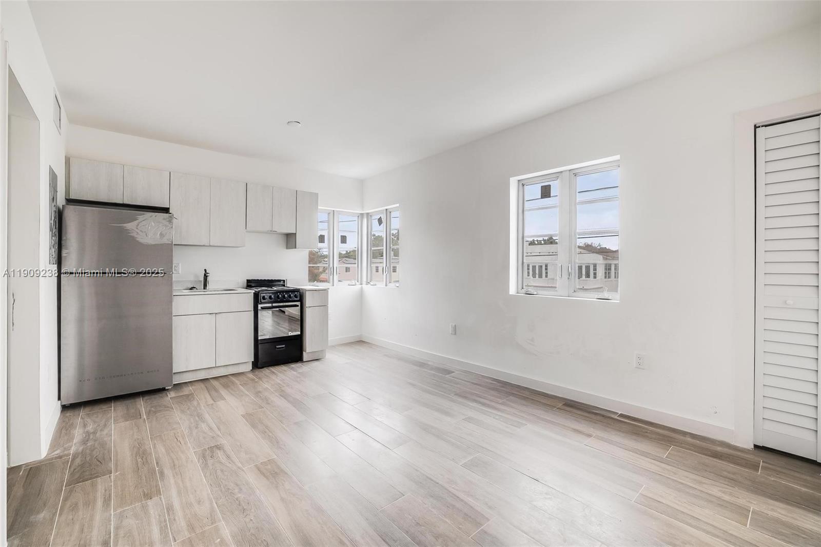 THE COURTYARD AT MORNINGS - Residential Lease