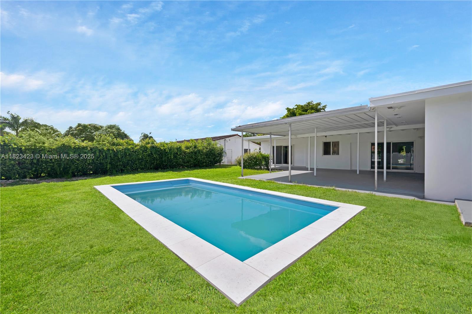 HOLLYWOOD HILLS - Residential
