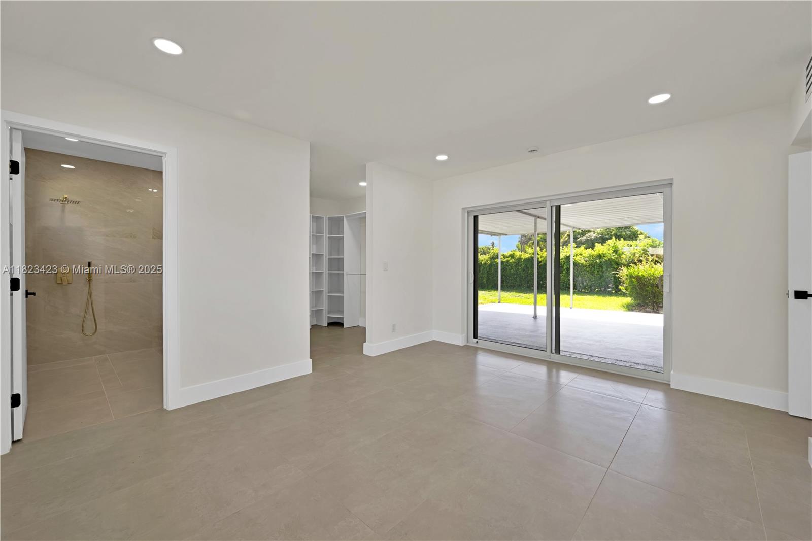 HOLLYWOOD HILLS - Residential