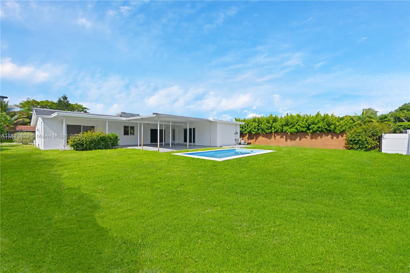 HOLLYWOOD HILLS - Residential