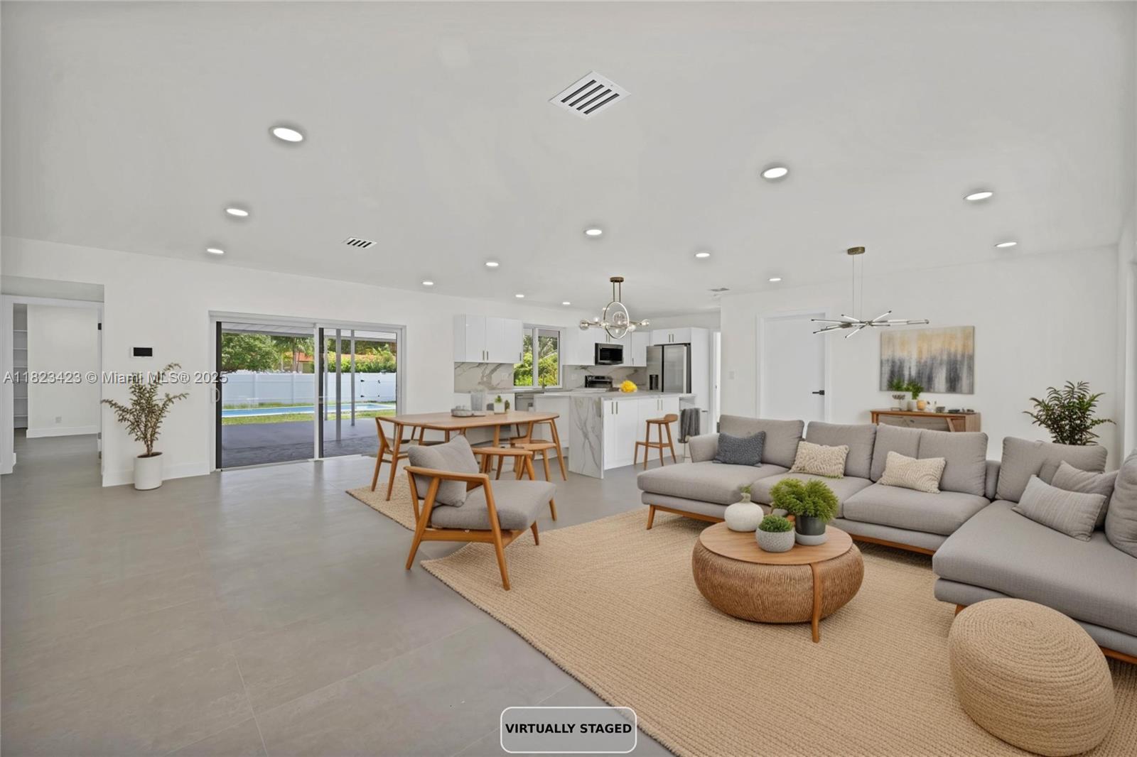 HOLLYWOOD HILLS - Residential