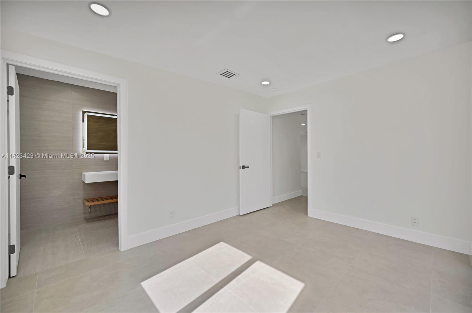 HOLLYWOOD HILLS - Residential