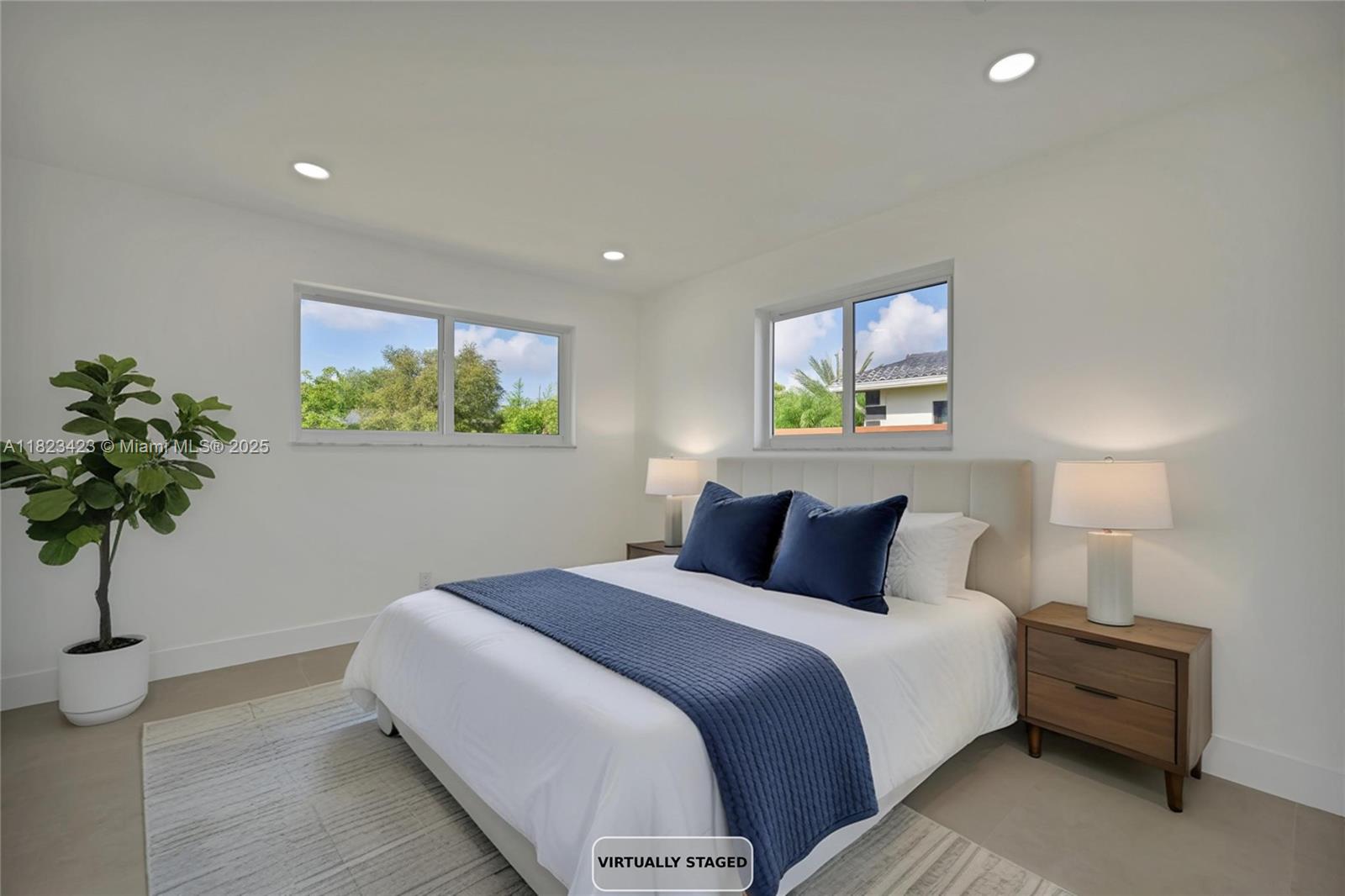 HOLLYWOOD HILLS - Residential
