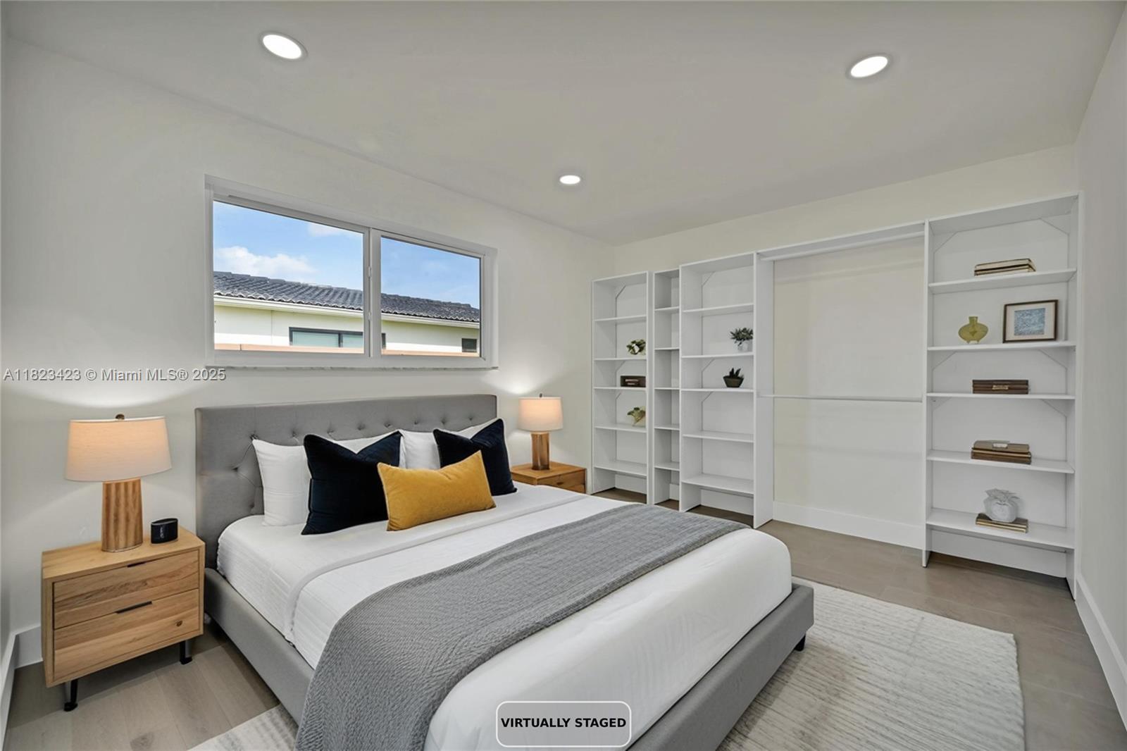 HOLLYWOOD HILLS - Residential