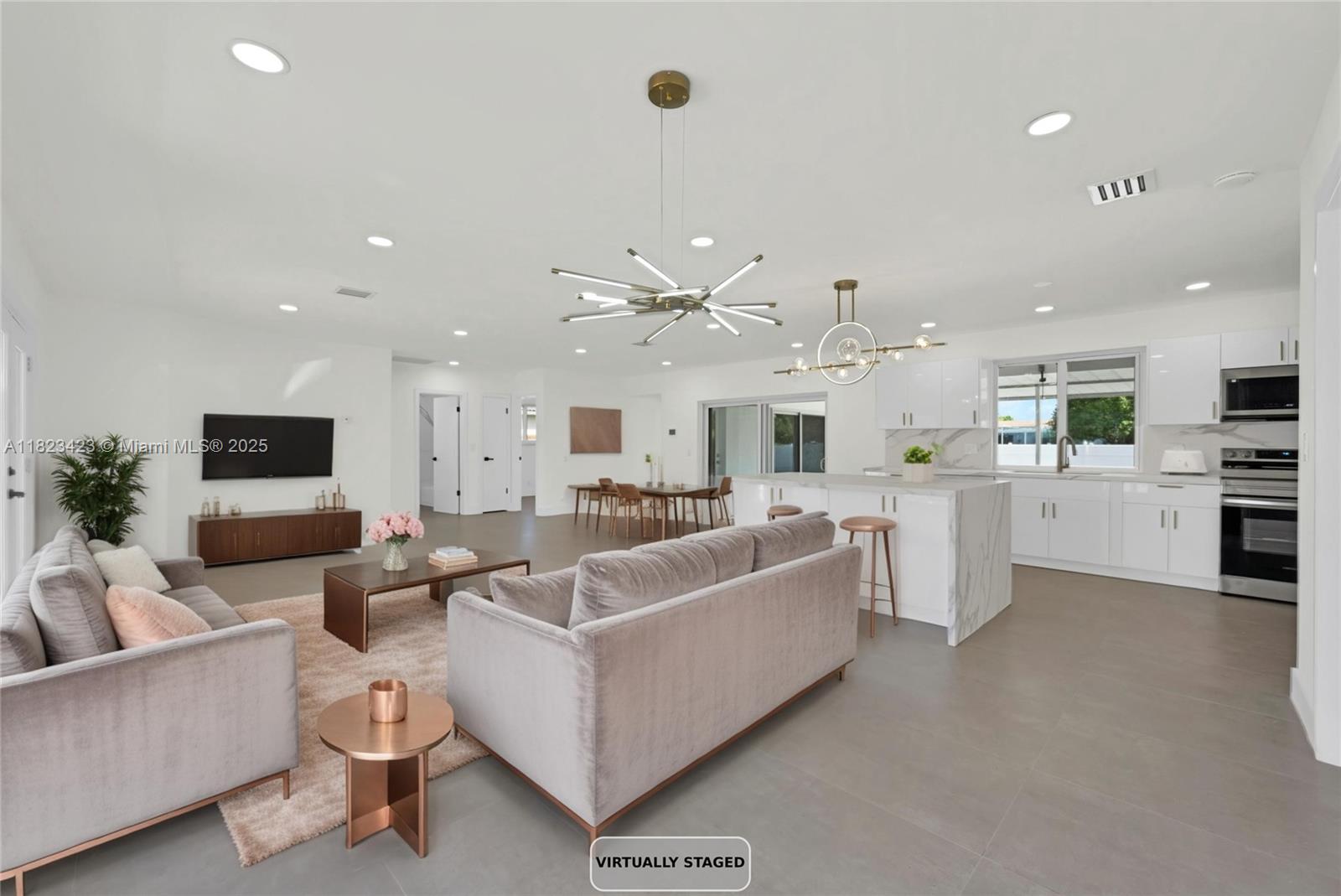 HOLLYWOOD HILLS - Residential