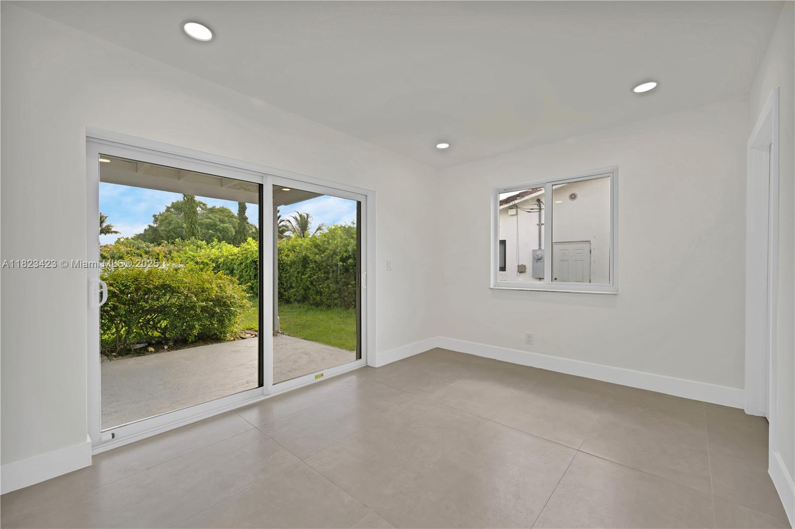 HOLLYWOOD HILLS - Residential