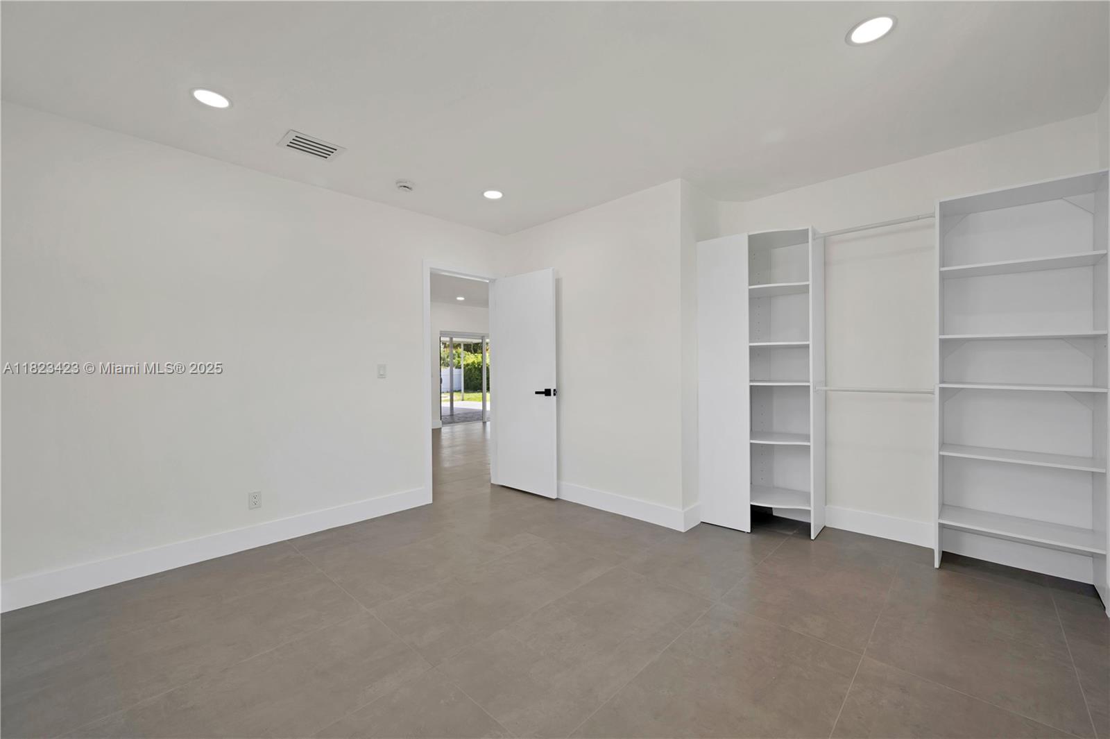 HOLLYWOOD HILLS - Residential
