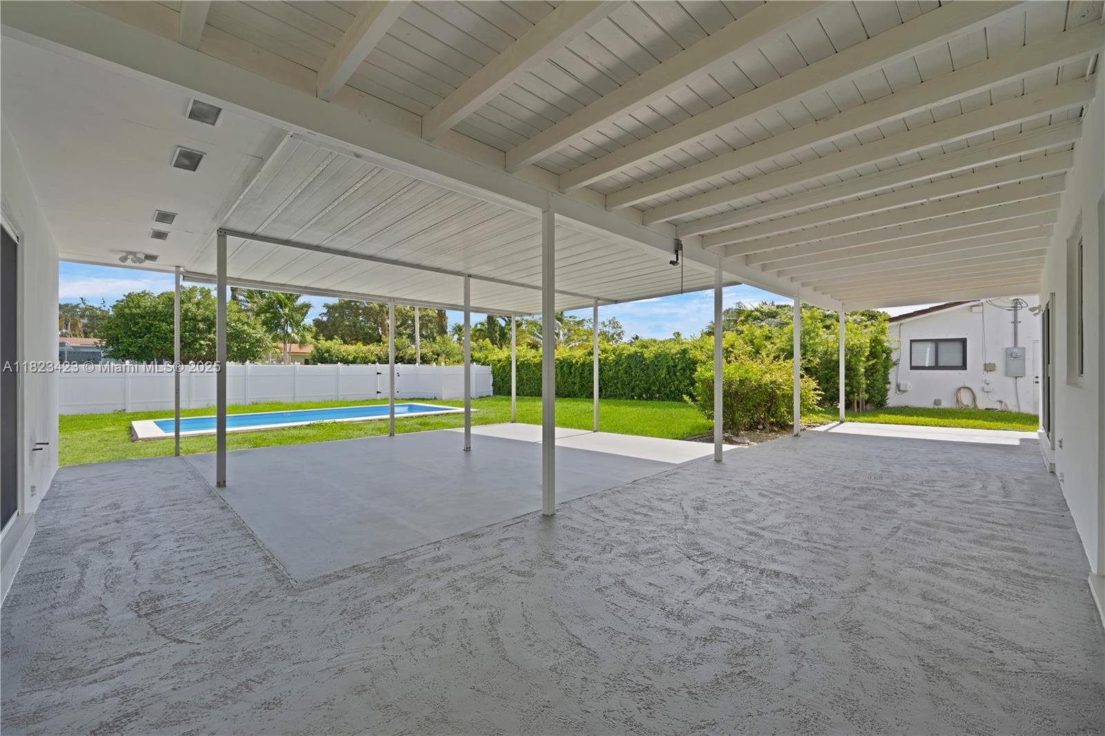 HOLLYWOOD HILLS - Residential
