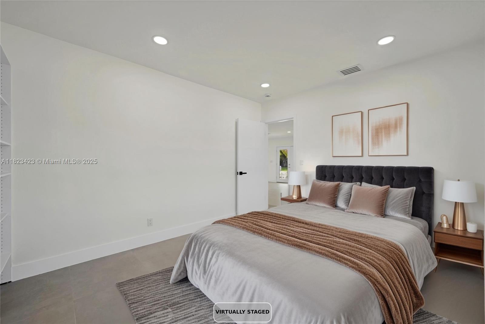 HOLLYWOOD HILLS - Residential