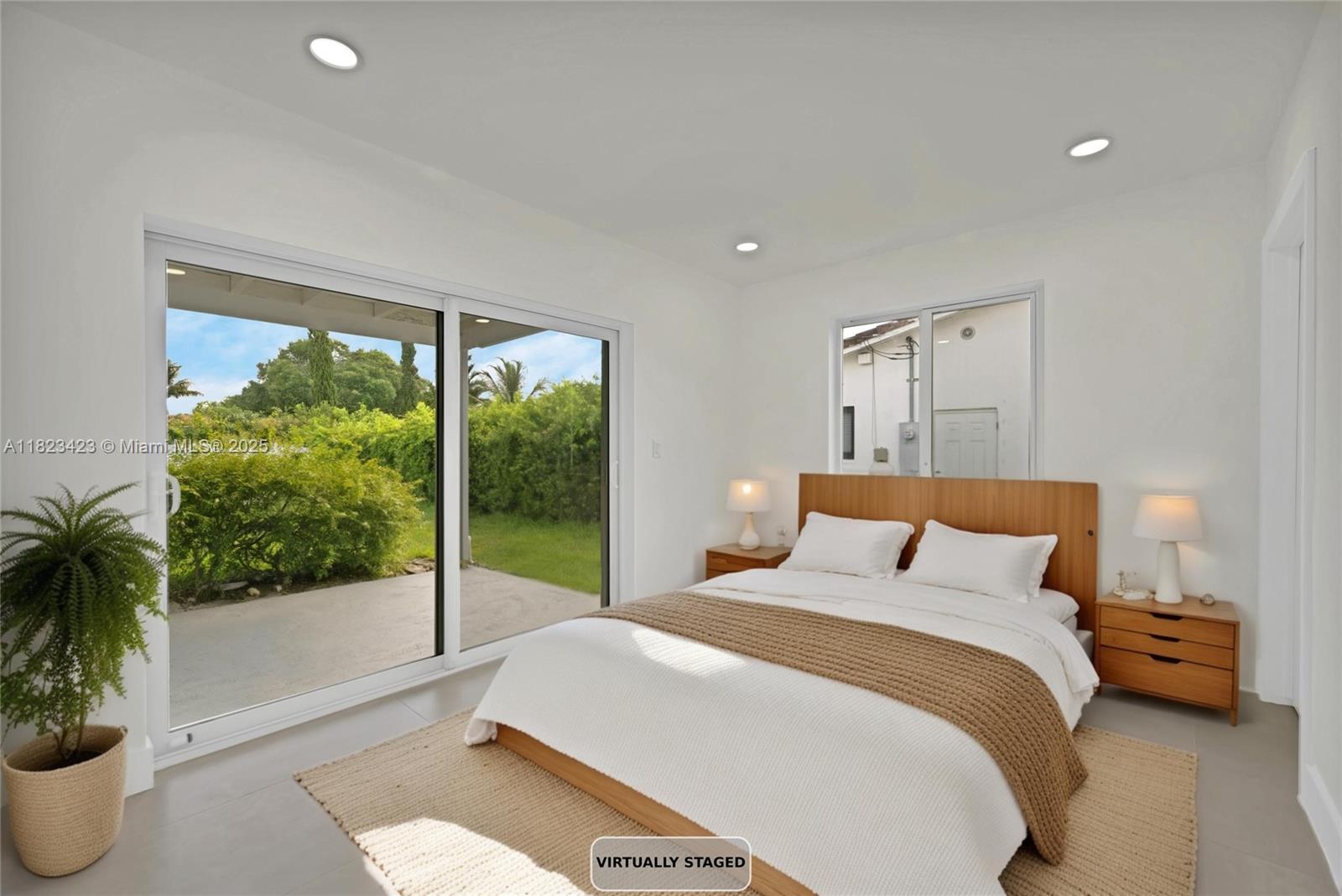 HOLLYWOOD HILLS - Residential
