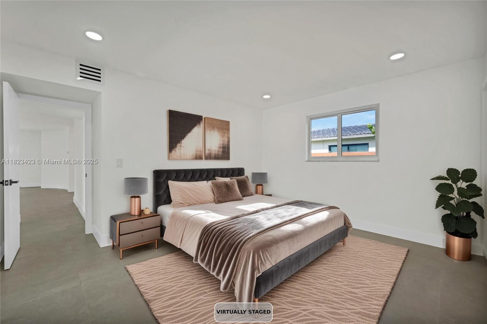 HOLLYWOOD HILLS - Residential