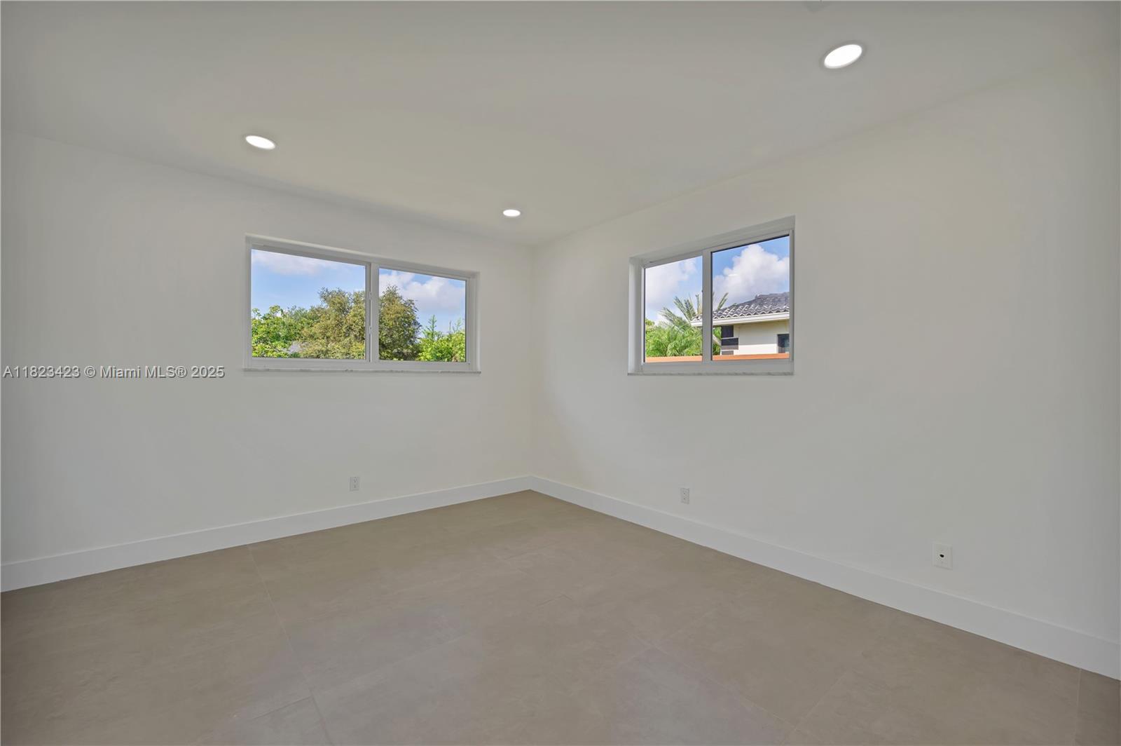 HOLLYWOOD HILLS - Residential