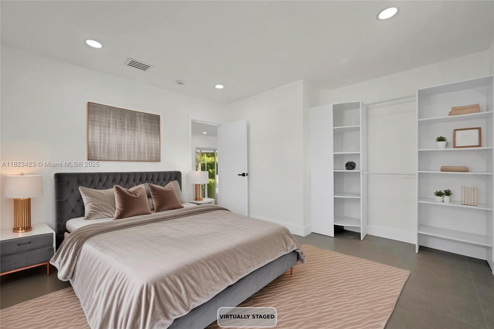 HOLLYWOOD HILLS - Residential