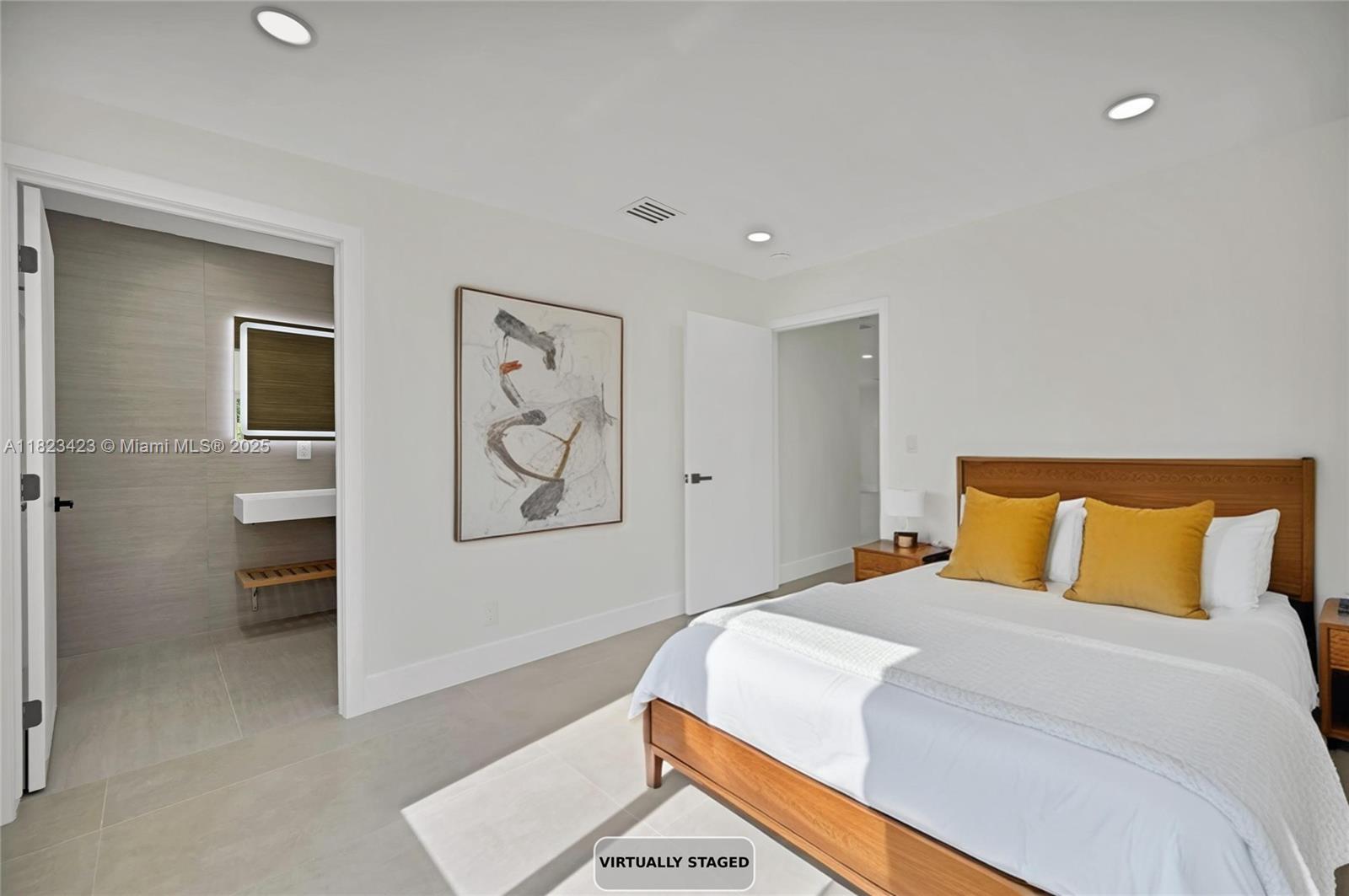 HOLLYWOOD HILLS - Residential