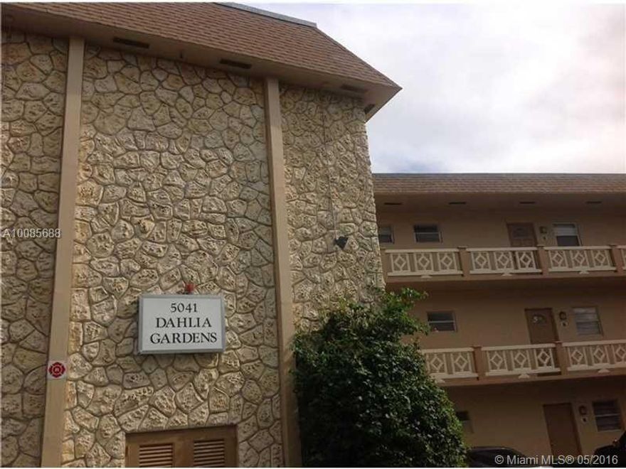 ENJOY LIVING IN charm of this quiet community. Modern apartment. Beautiful and bright corner apartment. COMPLETELY REMODELED. New kitchen, granite countertops, new bathrooms, porcelain floors. New utit A/C
The most beautiful of the area. Beautiful lake views, great amenities.
GREAT OPPORTUNITY FOR INVESTORS.
CAN RENT IMMEDIATELY PROFIT + 10%