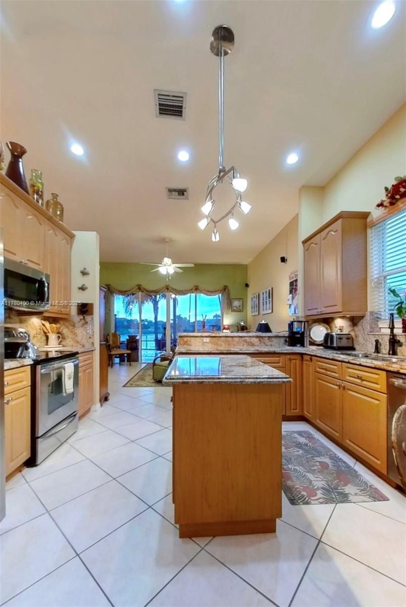 16343 Segovia Cir S
