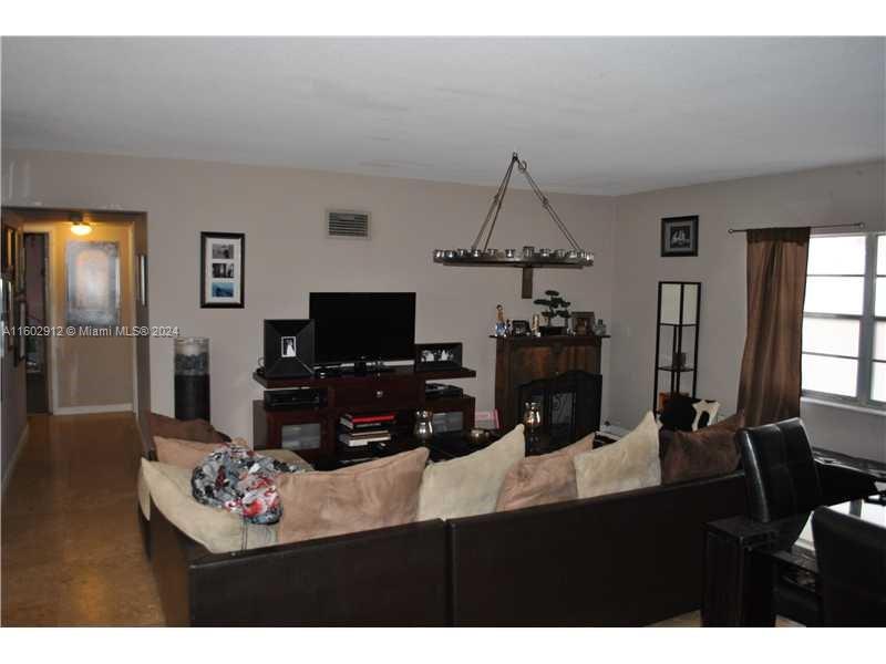SUTTON HOUSE CONDO - Residential