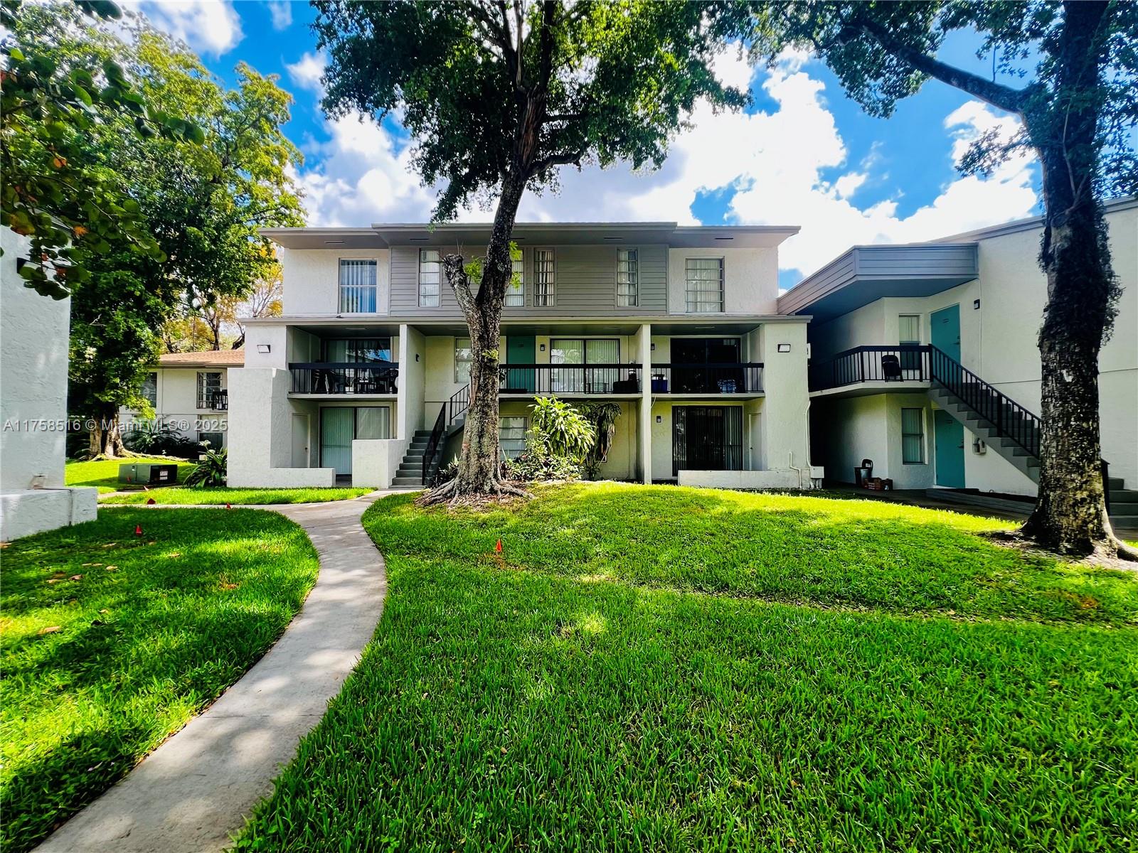 SUNRISE ON THE GREEN COND - Residential