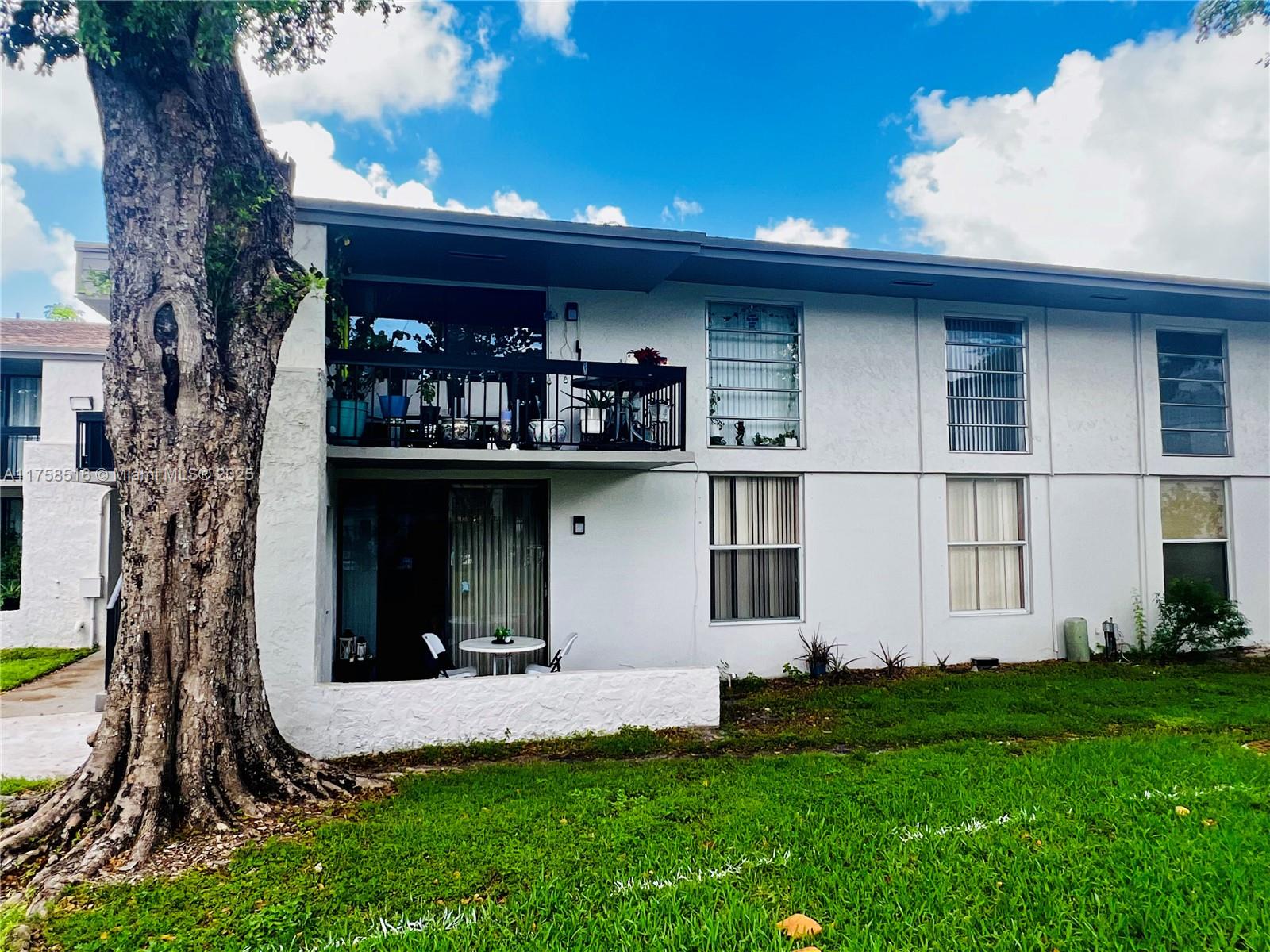 SUNRISE ON THE GREEN COND - Residential