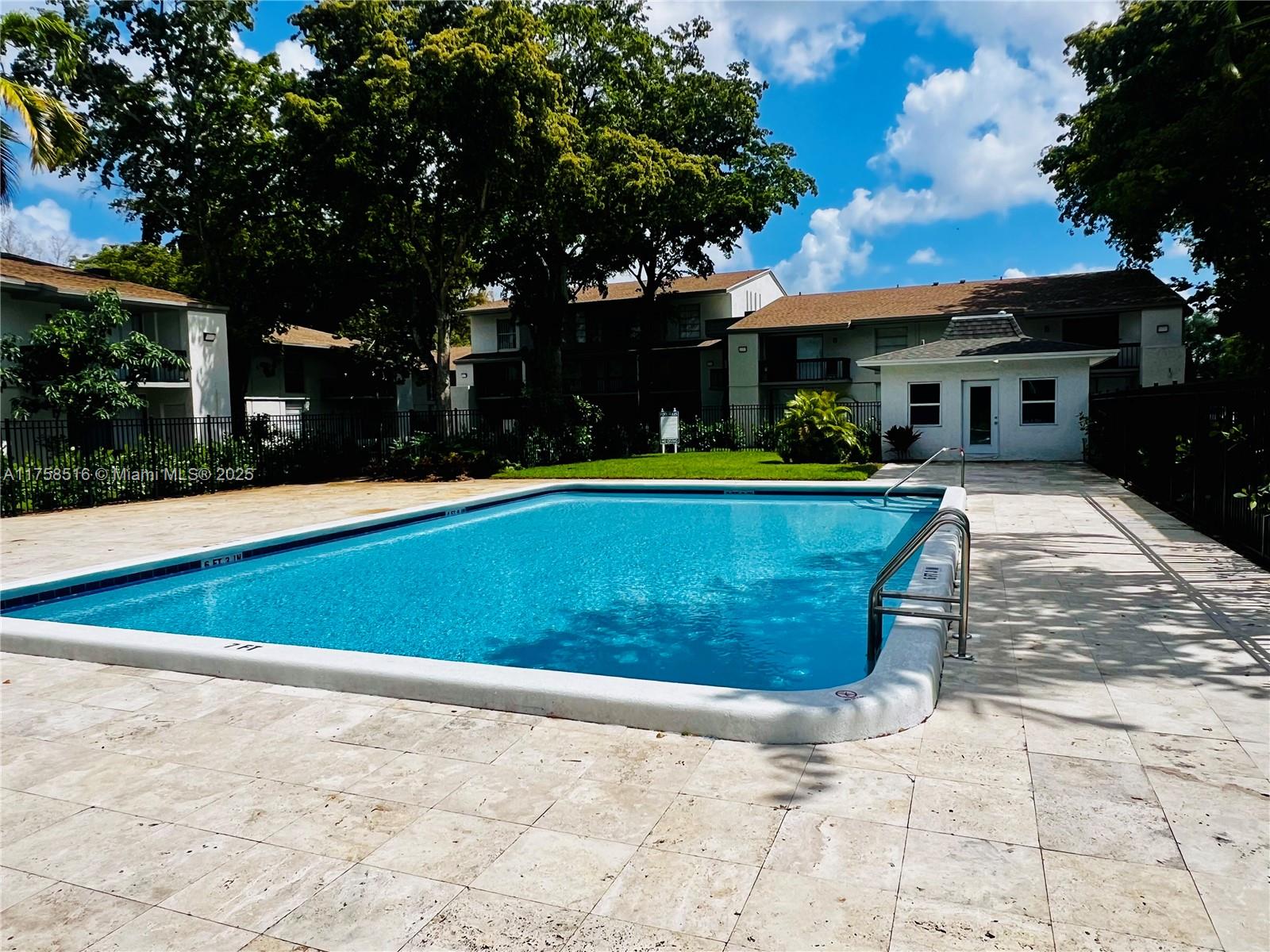 SUNRISE ON THE GREEN COND - Residential