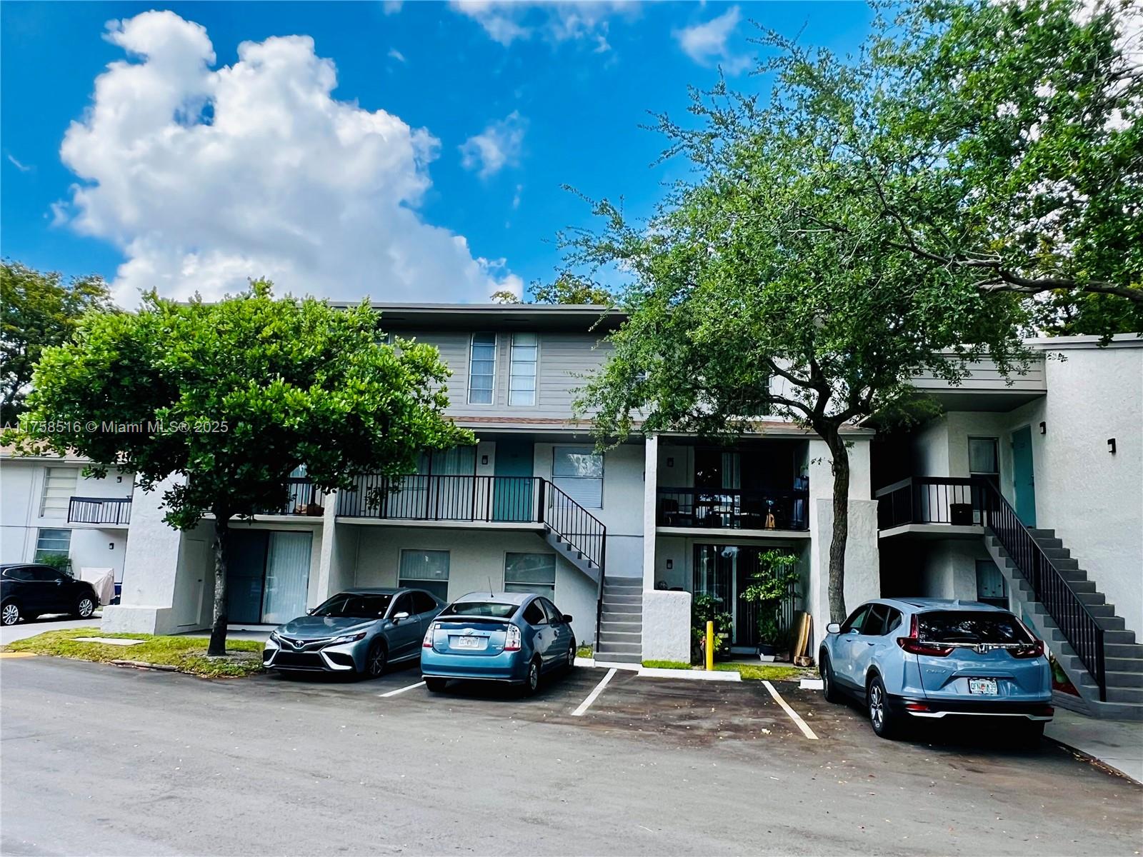 SUNRISE ON THE GREEN COND - Residential